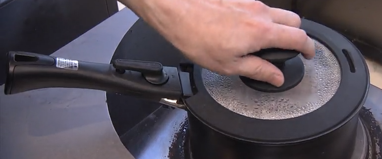 こないだTVで見かけたこの
#取っ手の取れる鍋
どこのメーカーか気になる。。 https://t.co/d2D9Xp5B8r