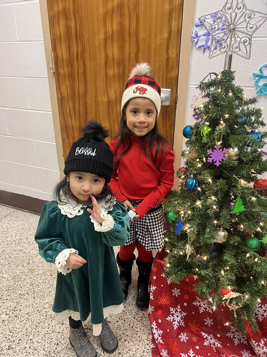 _Miss_McCabe's tweet photo. Santa stopped by @CubsKp24 for a visit. We made crafts, ate sweets, and played games! It was a festive &amp; fun-filled time had by all 🎄🍪❄️ #CookiesWithSanta #24Cubs https://t.co/fcgVw0onWN