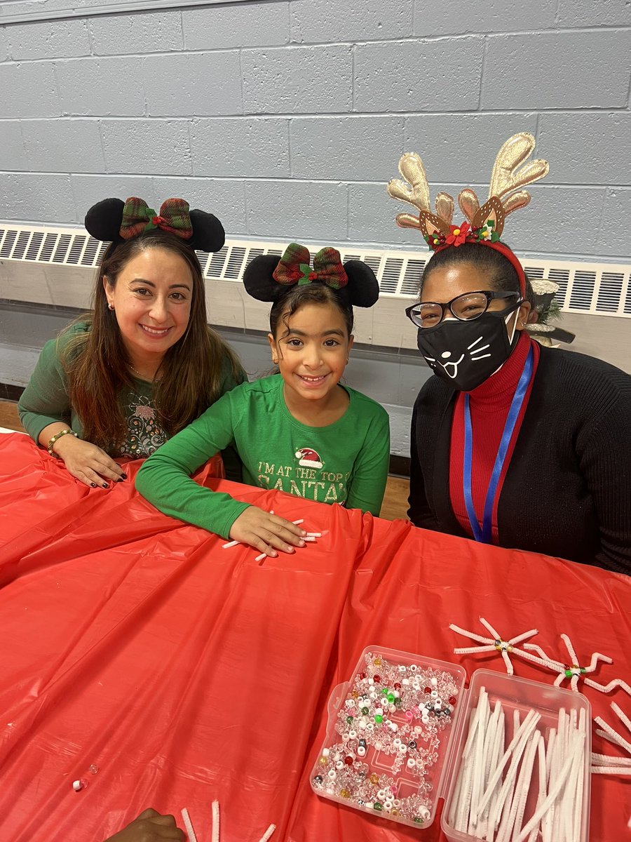 _Miss_McCabe's tweet photo. Santa stopped by @CubsKp24 for a visit. We made crafts, ate sweets, and played games! It was a festive &amp; fun-filled time had by all 🎄🍪❄️ #CookiesWithSanta #24Cubs https://t.co/fcgVw0onWN