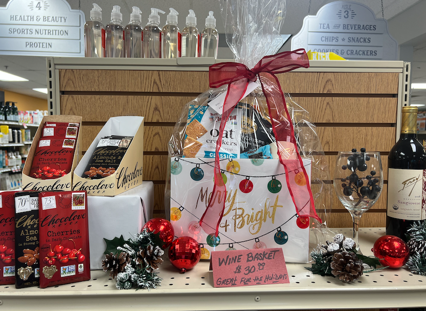 FoodTravelUSA's tweet photo. If you want to pick up #giftbaskets , #chamberlins has #FreyWine organic, biodynamic wine in gift baskets with snacks and #chocolove. https://t.co/mUlzcPlfO3