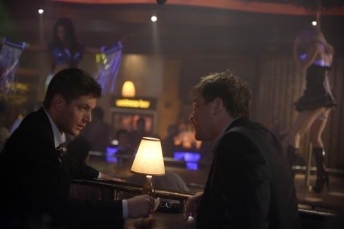 LeighGolden13's tweet photo. Ok… WAIT! Rewatching #Supernatural, S4 E14… #DeanWinchester’s siren appears as a man even though all the previous ones in the episode appeared as female strippers… if that’s not an insight, then I don’t know what is! #DeanisBi #Destiel #DestielisCanon https://t.co/WUgDtMKLeT