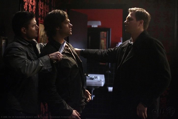 LeighGolden13's tweet photo. Ok… WAIT! Rewatching #Supernatural, S4 E14… #DeanWinchester’s siren appears as a man even though all the previous ones in the episode appeared as female strippers… if that’s not an insight, then I don’t know what is! #DeanisBi #Destiel #DestielisCanon https://t.co/WUgDtMKLeT