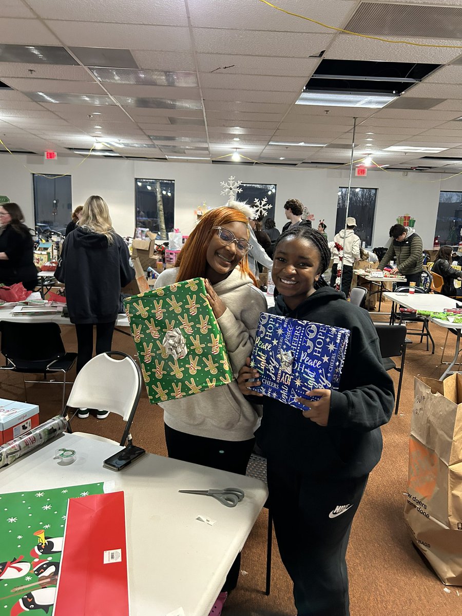 mrbarbulean's tweet photo. Keeping the #PST101 volunteering going by helping Christmas Wishes of Ulster County. Proud of all my students for the effort they put into helping others. Get nonprofit serving Ulster County for over 8 years. https://t.co/QQsn9usjqN
