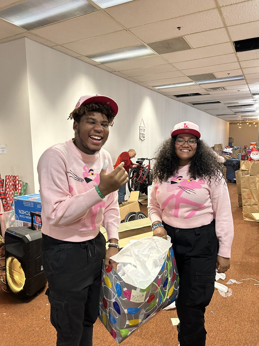 mrbarbulean's tweet photo. Keeping the #PST101 volunteering going by helping Christmas Wishes of Ulster County. Proud of all my students for the effort they put into helping others. Get nonprofit serving Ulster County for over 8 years. https://t.co/QQsn9usjqN