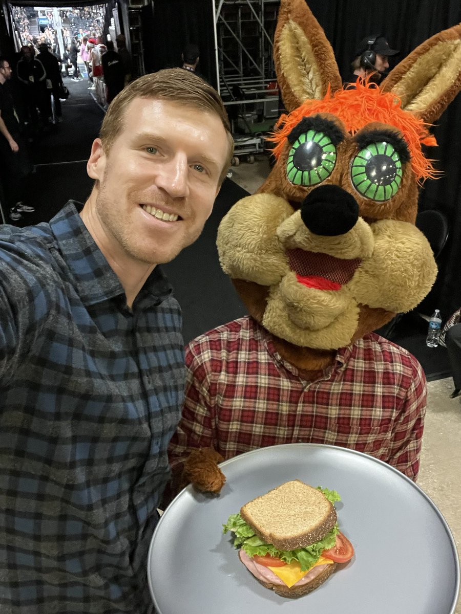 That is one good looking mascot… And thank you for the sandwich @spurscoyote 👊 #twinning #gospursgo #porvida