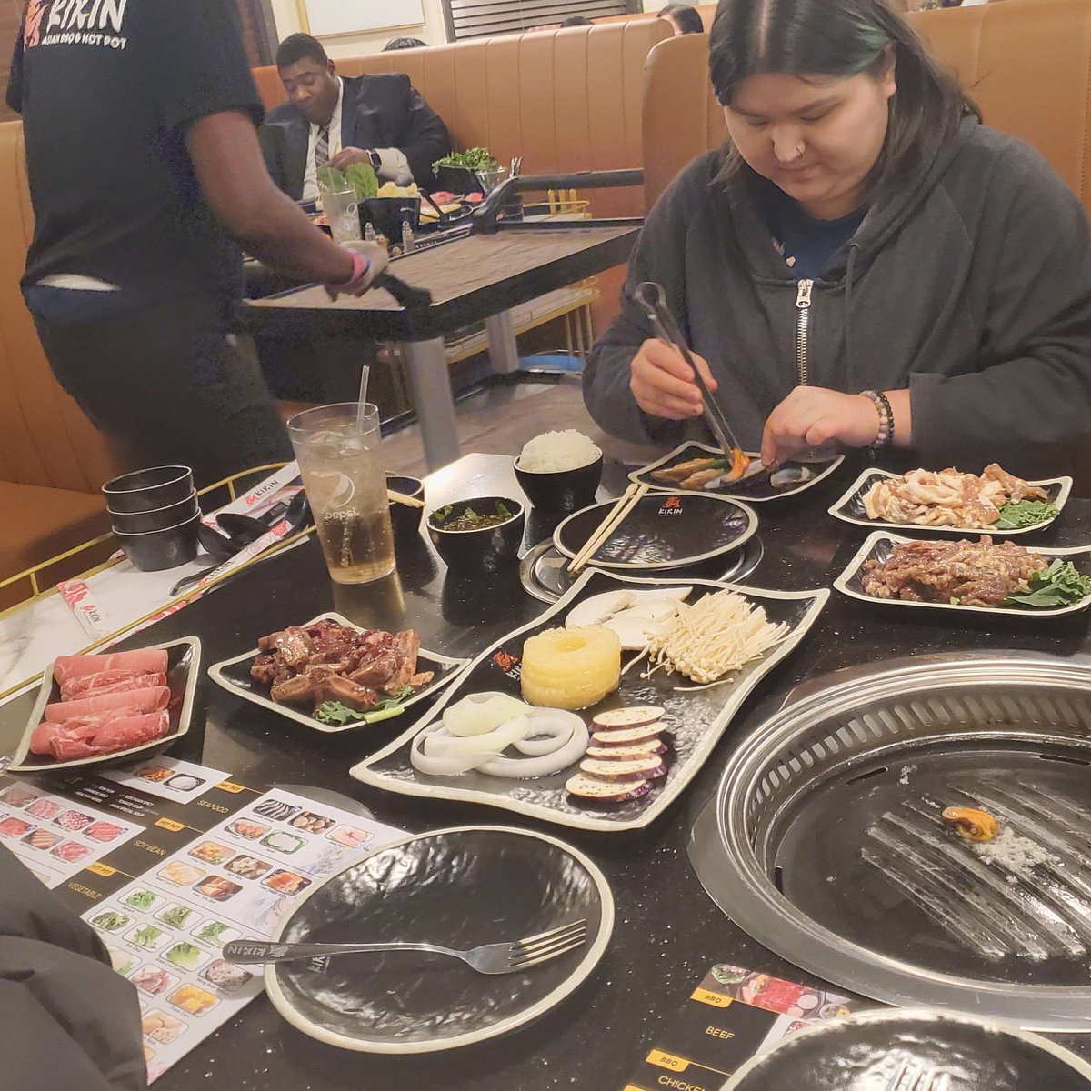 RunieDesu's tweet photo. Shh Brother in law will never know Tasty foods- OvO -@princecosplays_ @zariahkayy Just the start of the food, but about 1hr ago this was or so, im leaving now.  XD I hate Night! My father struggles driving at Night reee- Crusive evil roads! https://t.co/Z5ydEmBoyQ