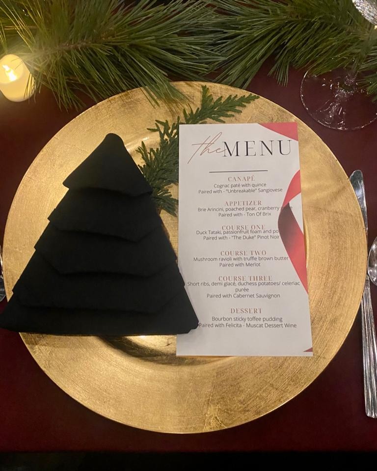 Karenleebatten's tweet photo. This lucky girl had such a fun night with great buddies on Saturday night!! Check out the private Long Table dinner at Cavello winery with Chef Brad!! 

#tistheseason #lovewine #friendsmas @cavallowinery @chefbg https://t.co/pBXWcjWKJb