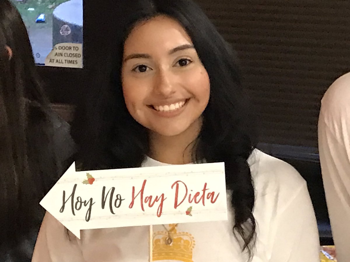 El club de español celebrando la navidad 🎄🎁 with great people and great food!#BeTheWildCard <a href="/DCcougarnation/">Dickson County High School</a>