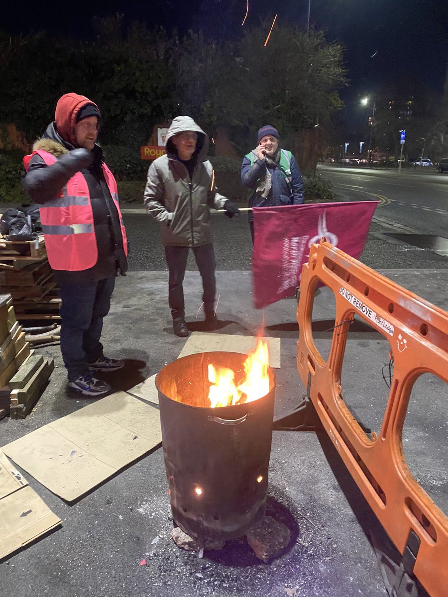 JimMcNicholls's tweet photo. It’s a cold night out here at Manchester Mail centre. https://t.co/Q32H4tVIFT