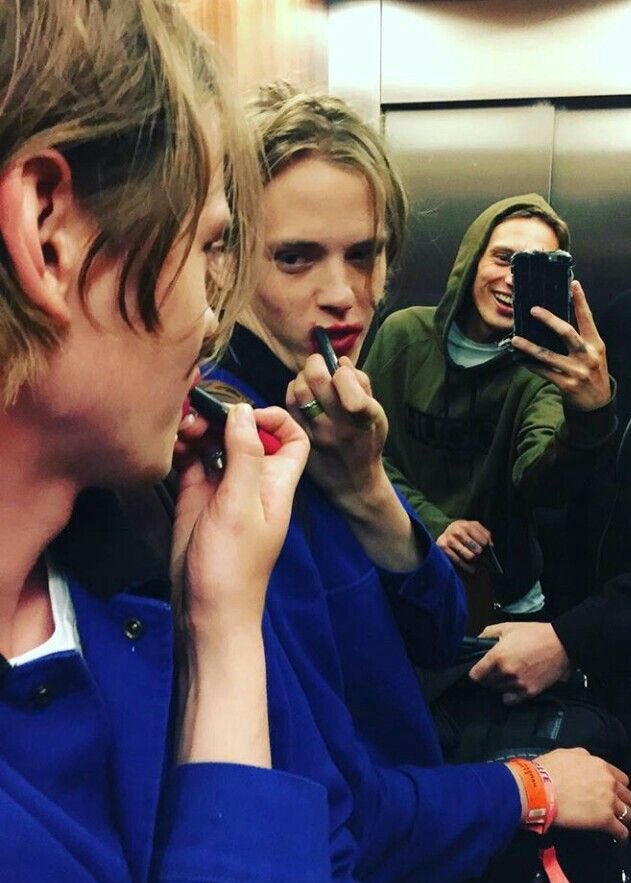 NHagenmuller's tweet photo. 💋💄
#JamieCampbellBower
vs #SamBower
📸 https://t.co/SlYParMBN7