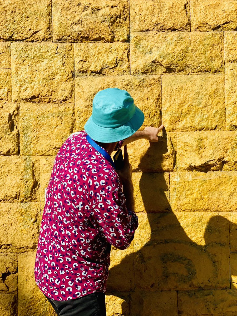 Este año recibimos a muchas personas en Parque Balmaceda, para nuestra versión 2022 del #HechoEnCasaEntel 💙. Acá por ejemplo tenemos a un curioso y despistado turista  que disfrutó de todas nuestras obras... entre algunas otras cosas que creyó que también lo eran. 🤔🤭