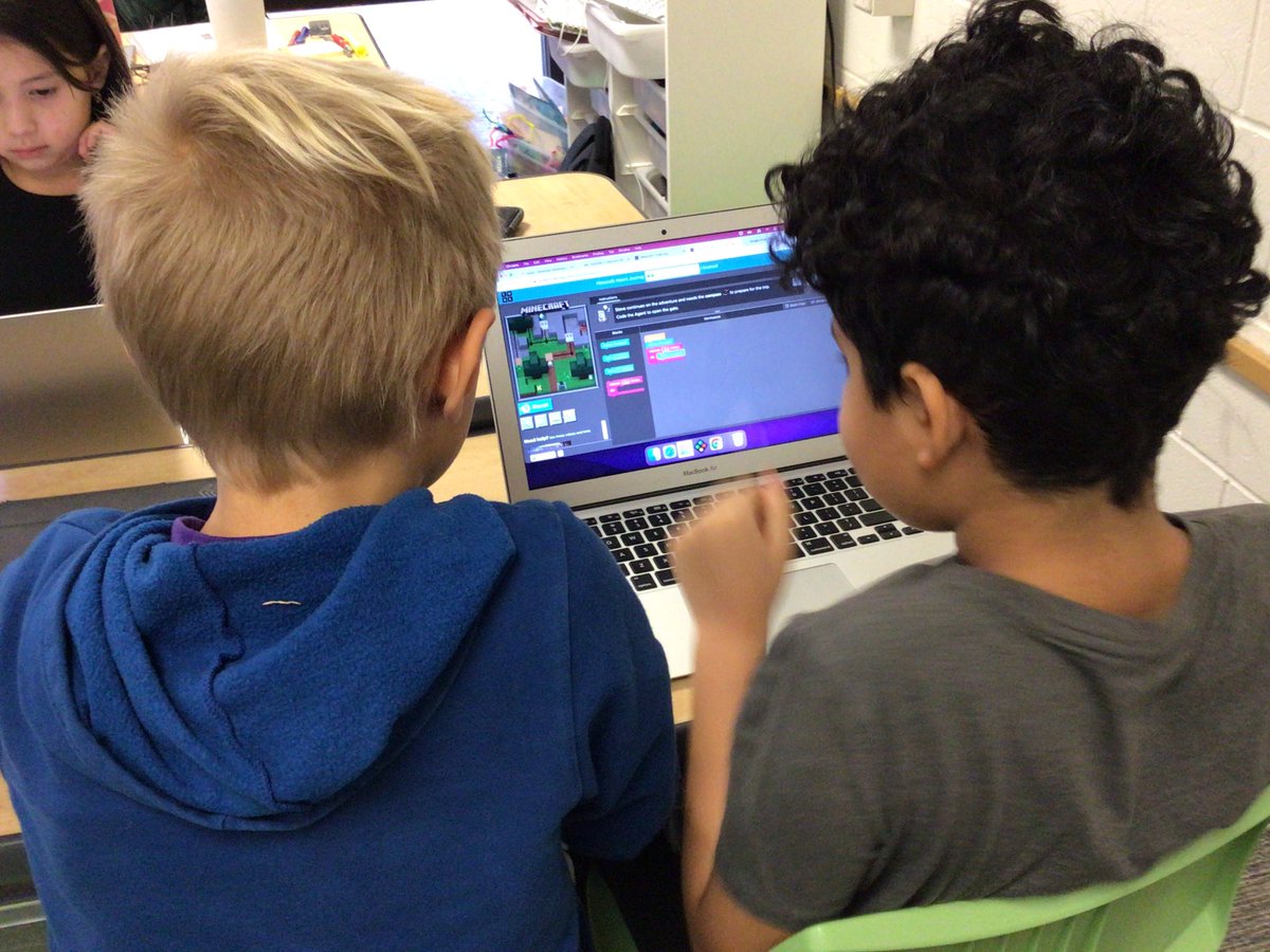 SchmidtTechie's tweet photo. Only half a class due to the late start, but #pairprogramming gave 2nd graders twice the brain power in Technology Specialist today @GreenleafGators https://t.co/kqy6dFVvPy