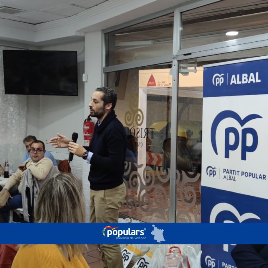PP provincia de Valencia (@popularsval) on Twitter photo Sopar a #Albal. 🔹Analitzem els problemes de la localitat i consolidem candidats.
La comarca de #lHortaSud necessita un canvi 🔵
Gràcies a <a href="/JoseMFerris/">José Miguel Ferris</a> i al coordinador Alberto Primo per la invitació 😊 Sopar a #Albal. 🔹Analitzem els problemes de la localitat i consolidem candidats.
La comarca de #lHortaSud necessita un canvi 🔵
Gràcies a <a href="/JoseMFerris/">José Miguel Ferris</a> i al coordinador Alberto Primo per la invitació 😊