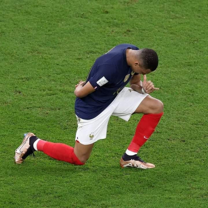 2pacMachavel's tweet photo. @AdvoBarryRoux I'm going to support the team will play with black people https://t.co/LCAD0n5jPD