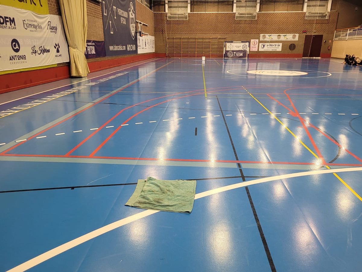 Una vez más la lluvia y las múltiples goteras de nuestro pabellón Jara Carrillo trastocan el normal desarrollo de nuestro club🤦🏽‍♀️
El primer equipo se ve obligado a interrumpir el entrenamiento y el filial tiene que suspender el suyo
Pedimos una solución…necesitamos una solución📢