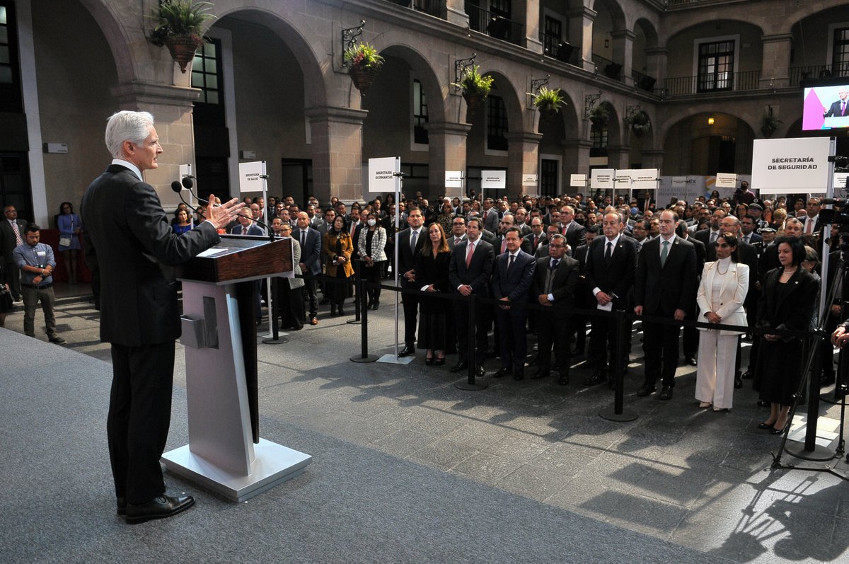 Me dio mucho gusto reunirme con las y los servidores públicos del <a href="/Edomex/">Gobierno del Estado de México</a>. Su compromiso, entrega y dedicación son el motor de nuestro gobierno. Juntos llegamos más lejos y somos más fuertes. Muchas gracias.