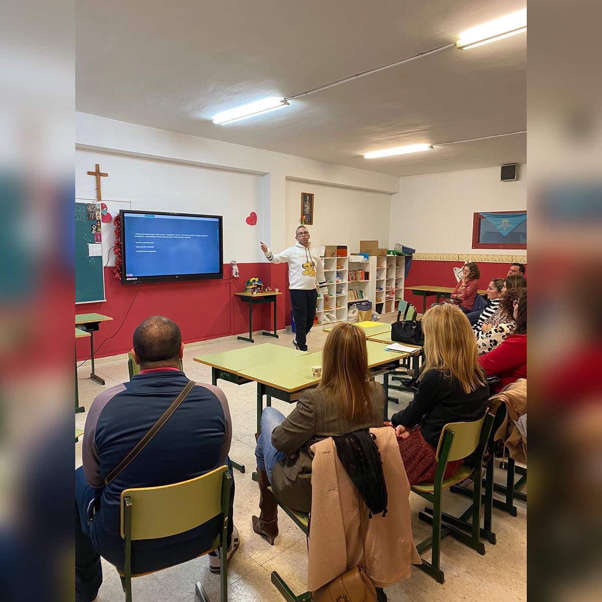 infantes_toledo's tweet photo. Agradecimiento a las familias de 5°de Educación Primaria. Compartiendo algunas de las conclusiones del programa Aprender a Estudiar que se ha trabajado semanas atrás con los alumnos. Hemos pasado un ratito muy bueno. 
#EscuelaconPadres
#AprenderaEstudiar
#Hacemoscolegio https://t.co/POqcVy3IpX