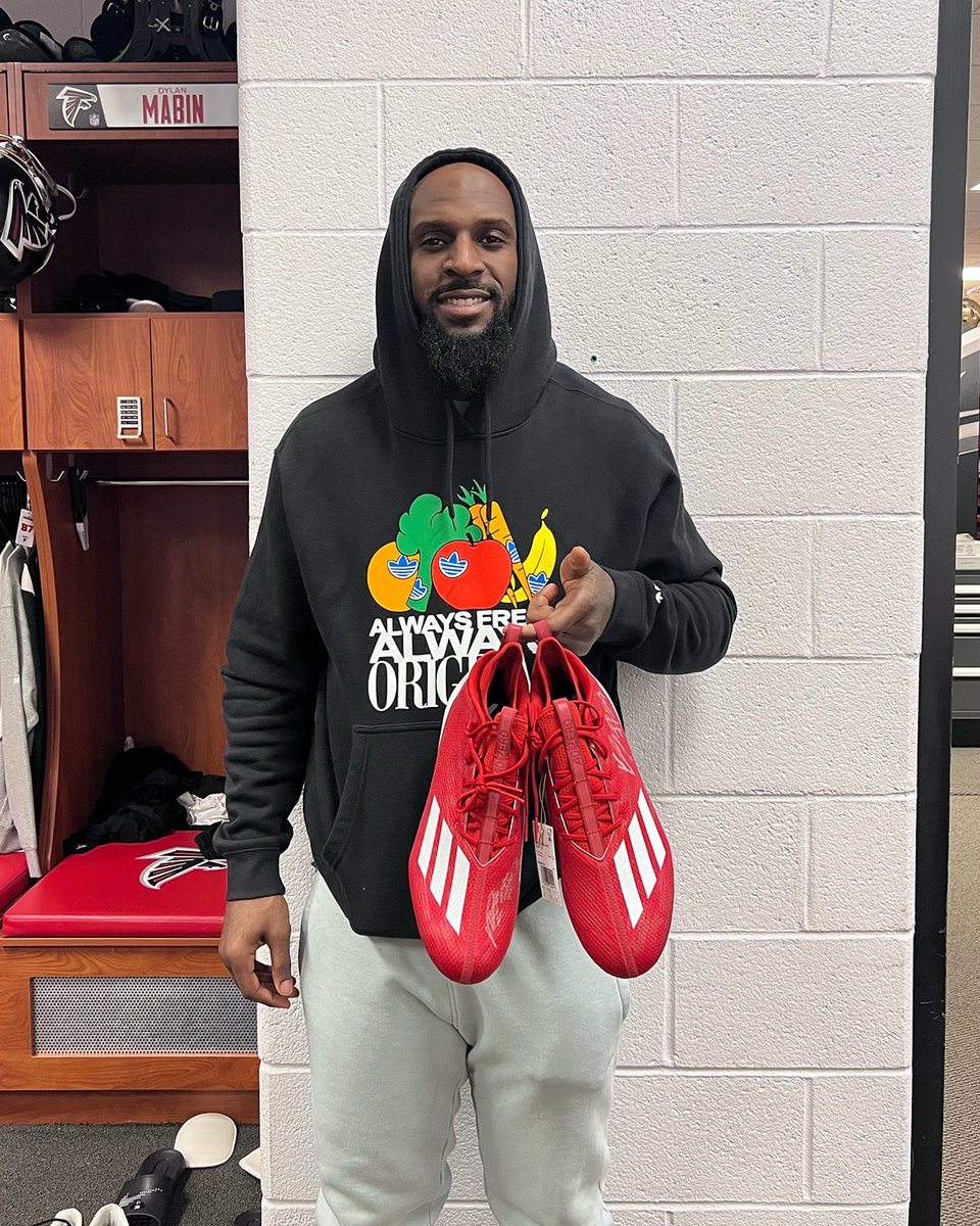 The first Falcon to record double-digit tackles in five-consecutive games since 1970 ‼️

RT for a chance to win these signed <a href="/616evans4/">Rashaan Evans</a> cleats

Rashaan Evans x #ProBowlVote