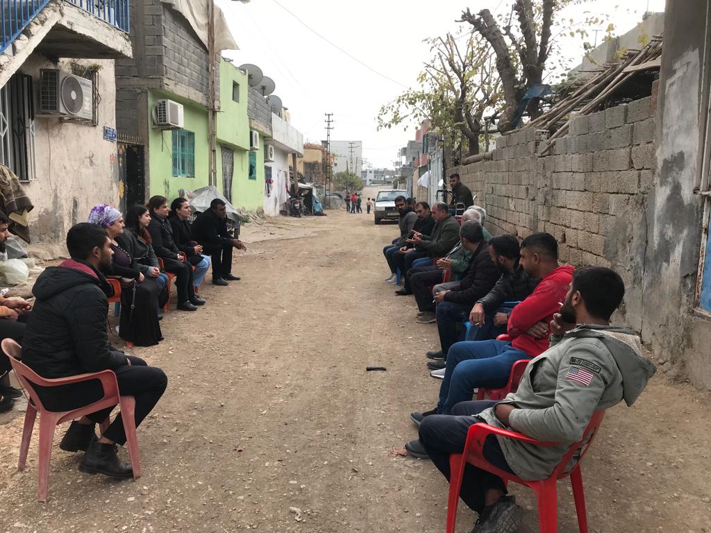 HEDEPNisebin's tweet photo. Em îro çûne serdana gelê xwe yê dom. Me bi hev re behsa çand, hûner, û zimanê wan(domarî) kir. Li pirsgirêk û pêşniyarê wan guhdar kir. Em di wê baldarî û zanebûnê de ne ku ev qewmê qedîm rengînî, xweşî û hêviyê dide me kurdan. #dom #domari #Nisêbîn https://t.co/pgHJUzkcvv