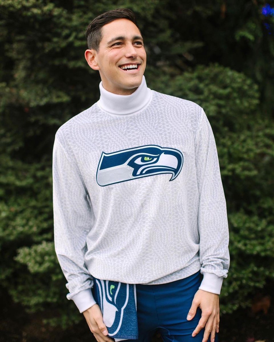 KevinPatrick_88's tweet photo. The @SeahawksDancers are #RebelLevel in their new holiday outfits 💚💙🤍❄️ https://t.co/7Nn9GCitcJ