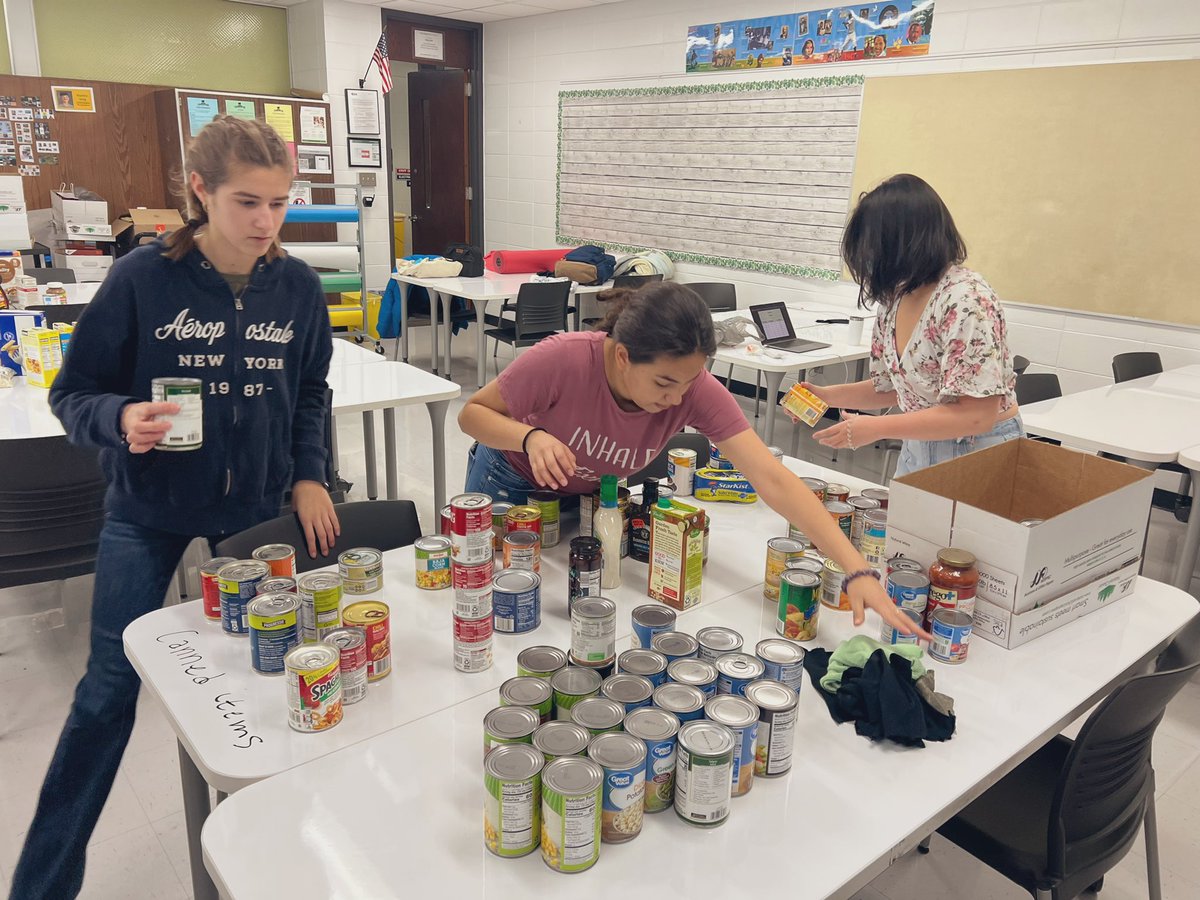EGHSActivist's tweet photo. ‘Tis The Season for Giving! We started packing meals for families. #EGHSisActive #WeAreEG #EGLegacy https://t.co/tCFA7otxJw