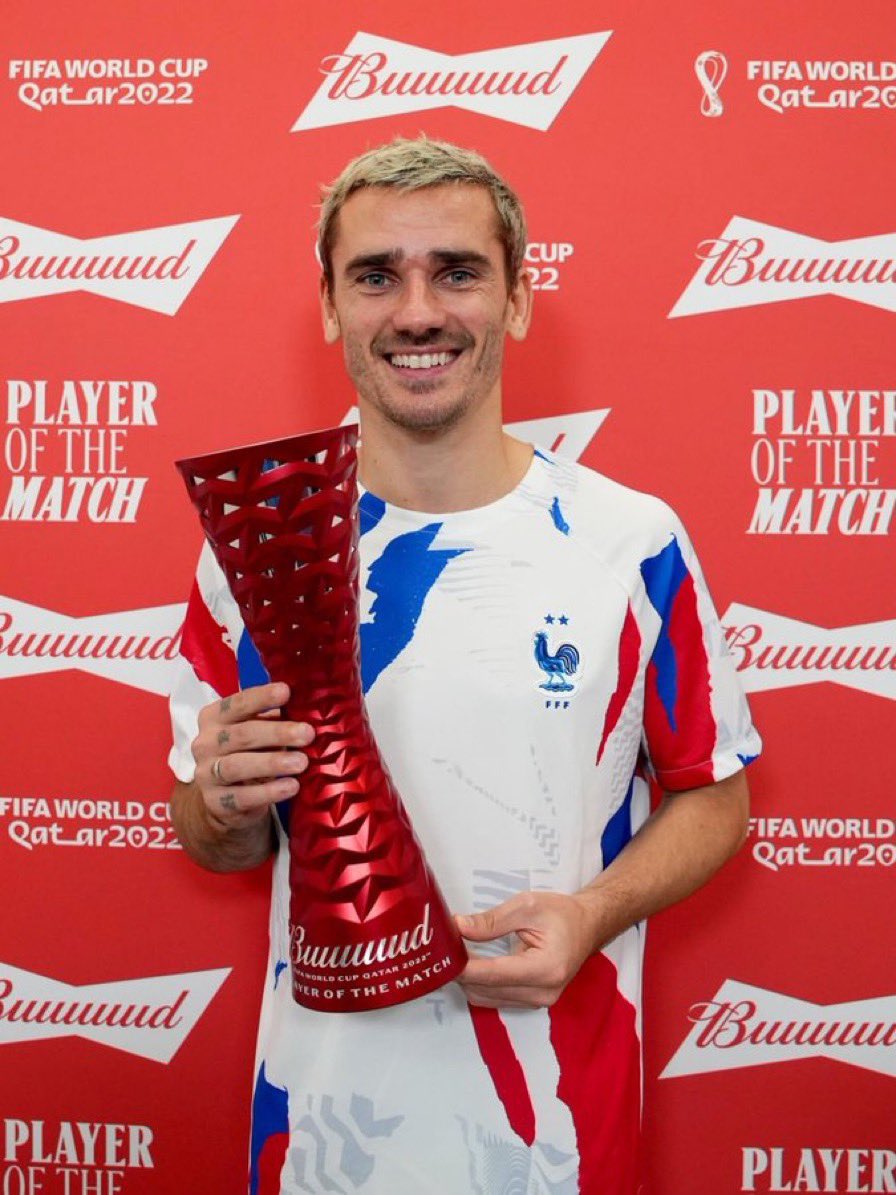 Footballogue's tweet photo. ANTOINE GRIEZMANN EST ÉLU HOMME DU MATCH ! 🇫🇷

Totalement mérité! 👏 https://t.co/GgPsj7M0Sw