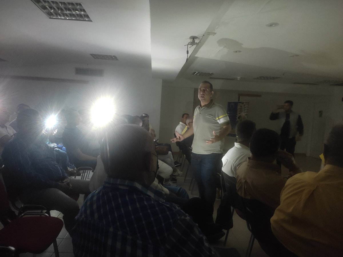 JHONNYADRIAN's tweet photo. La luz no fue impedimento para nuestro compañero @PieroMaroun en reunión con todo el comité de @ADemocratica en Nueva Esparta, rumbo a las primarias @prospericarlos presidente. https://t.co/VMS9UjL4yh