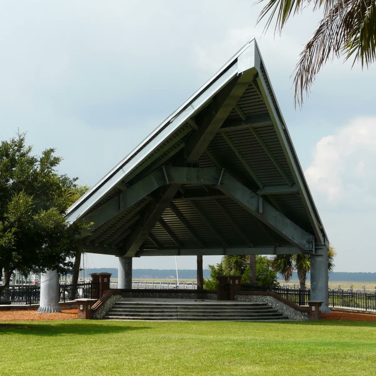 vulcan_steel's tweet image. If you ever need an example of the different shapes a #metalbuildingsystem can take, look no further than the Howard Gilman Waterfront Park Amphitheater. Supported by three large tube columns, this massive canopy makes the perfect rain cover for outdoor events!