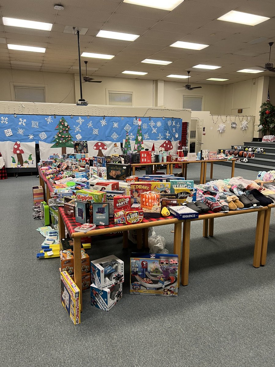JLago16's tweet image. Day of “shopping” for South Providence students! Thanks to Forest Hills Church for all the donations, time, and hard work #grateful #phoenixfamily @SouthProvSchool @SteveCampbellnc @drjayjones