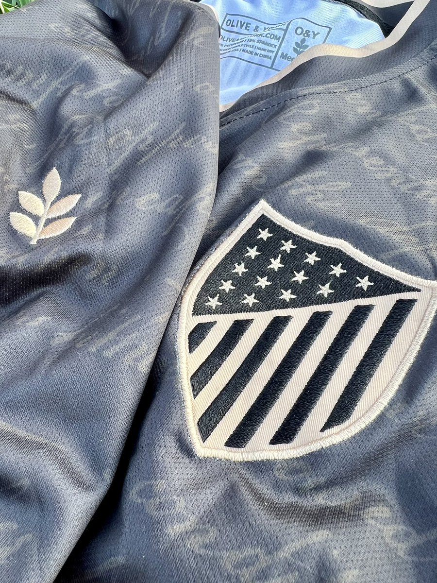 🇺🇸 Giveaway!

We have one Declaration kit, size Medium to give away.

1️⃣ follow <a href="/olive_york/">O&Y</a> 
2️⃣ RT this!
3️⃣ Tag a friend in your RT who would be very jealous if you win this!

Winner drawn tomorrow night 🤞