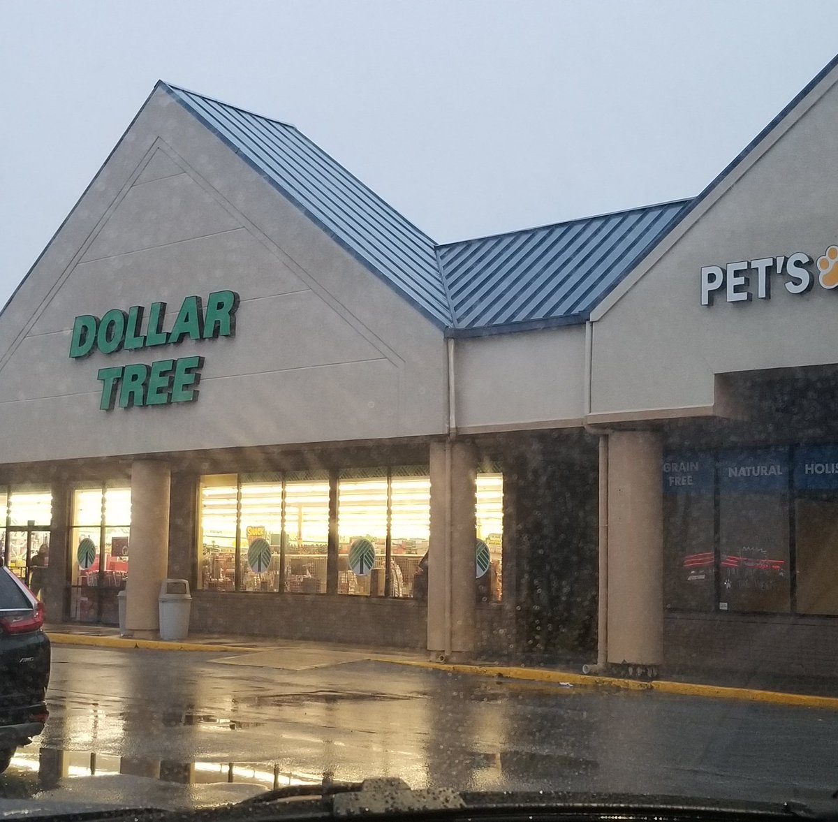RonnieLFrazier2's tweet photo. OMG, I just walked into @DOLLARTREE with the wife and it stunk so bad and it was so dirty I had to walk out. https://t.co/H66PbW3EKU