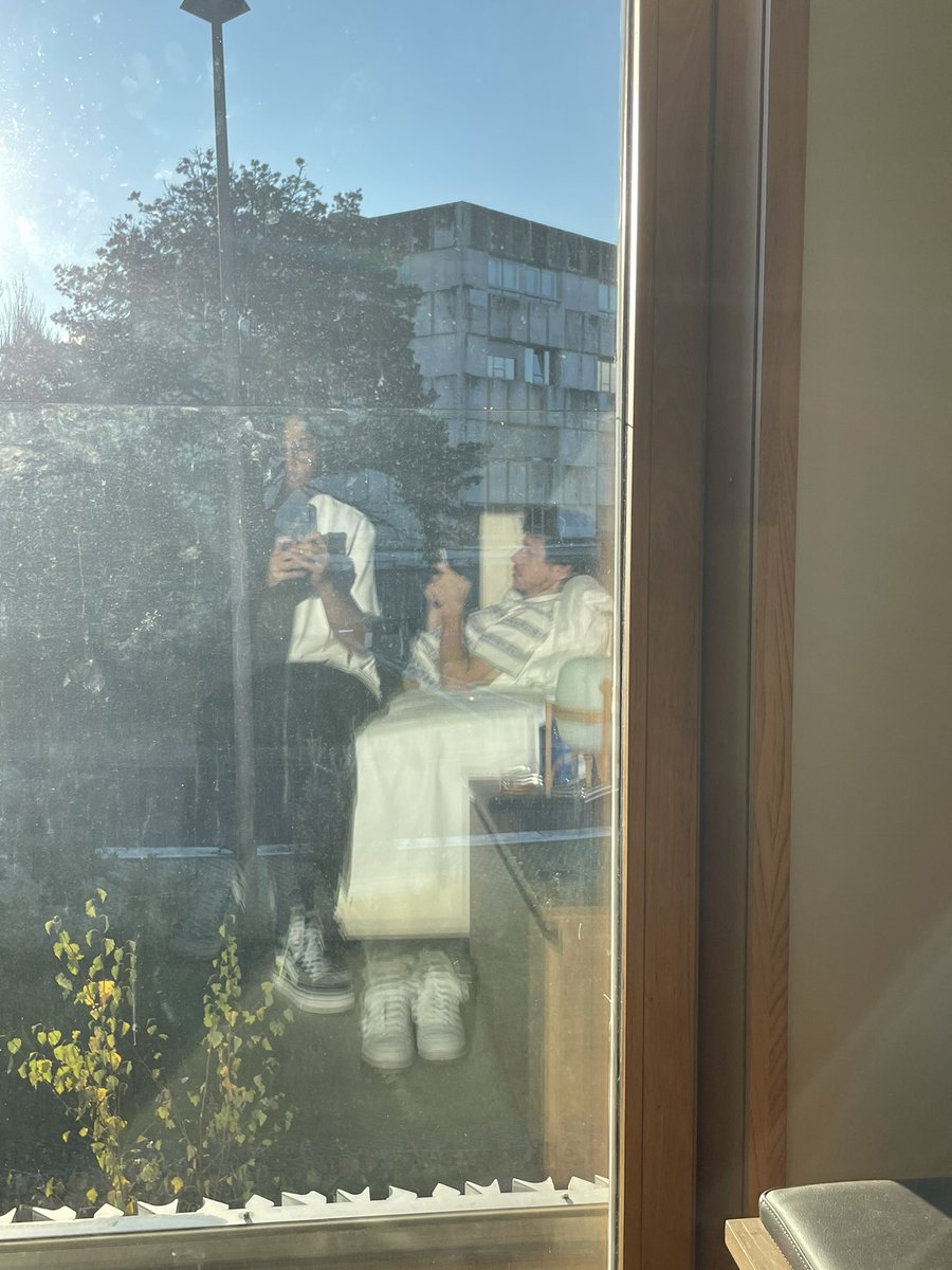Carestebanez's tweet photo. dos ventanas y dos espejos https://t.co/BwbChfj2IW