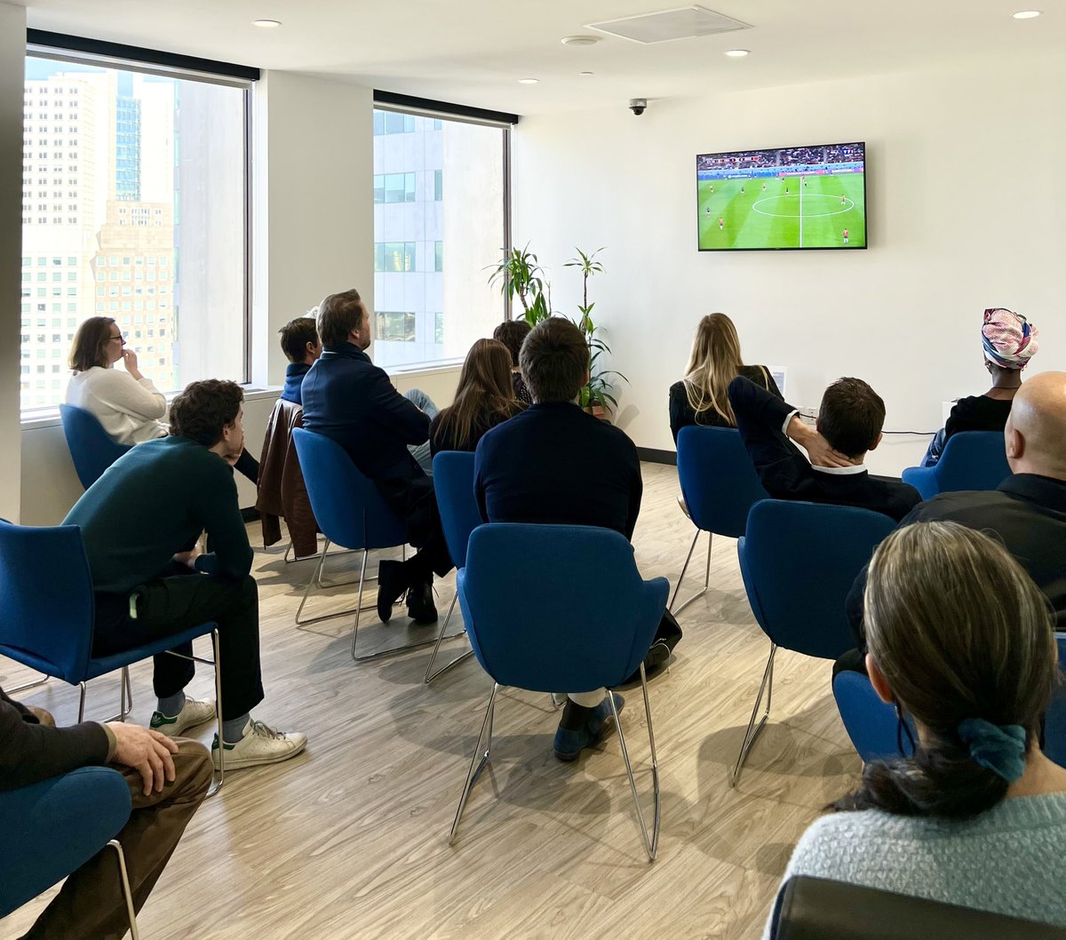 Frederic_Jung's tweet photo. 📺 Ce matin, l’équipe de @FranceinSF était pleinement derrière l’@equipedefrance… sans cesser d’accueillir nos usagers! Dimanche à 7h PST, venez soutenir avec nous les Bleus dans votre bar ou restaurant 🇫🇷 favori! @FrenchTeamFans @CafeBastille @GoldenGatePark 
#ARGFRA⚽️ https://t.co/rxDzRwtWc3