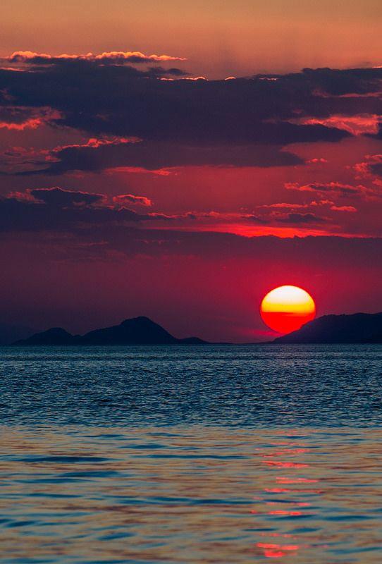 IC316's tweet photo. "At sunset, nature is painting for us." 🤎 https://t.co/x3aKGfyCWr