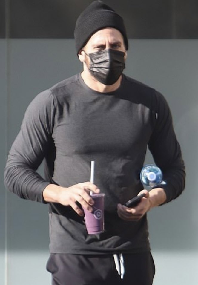 jakeyjakes786's tweet photo. WAKE UP EVERYBODY JAKE GYLLENHAAL IS OUT LOOKING BUFF AF https://t.co/FQ3Jx6rzbm