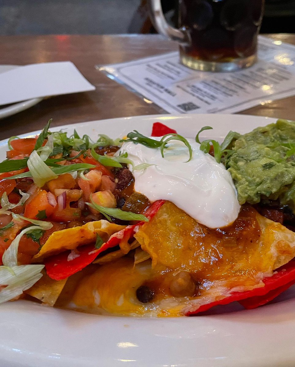 Buenos #Nachos Amigos! Your halfway week check up wouldn't be complete without a warm plate of nachos and stein of beer or try our $2 #slider Happy Hour special from 4-7pm.
📸: <a href="/tokotomo/">toko-tomo</a>