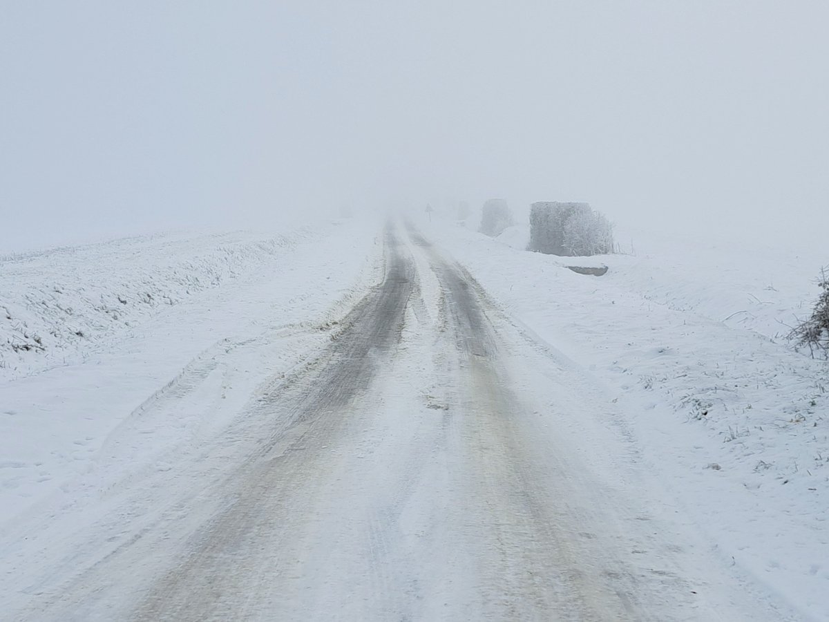 ckidman85's tweet photo. Another day working in the #snow and #freezingfog around #SaffronWalden North #Essex Only -7 today though! @UKWeatherLive @AngliaWeather @bbcweather @metoffice @ChrisPage90 @WeatherAisling @AmandaHouston @carolkirkwood @Kate_Kinsella @lizzieweather @essexlive https://t.co/rAC6jrNyUL