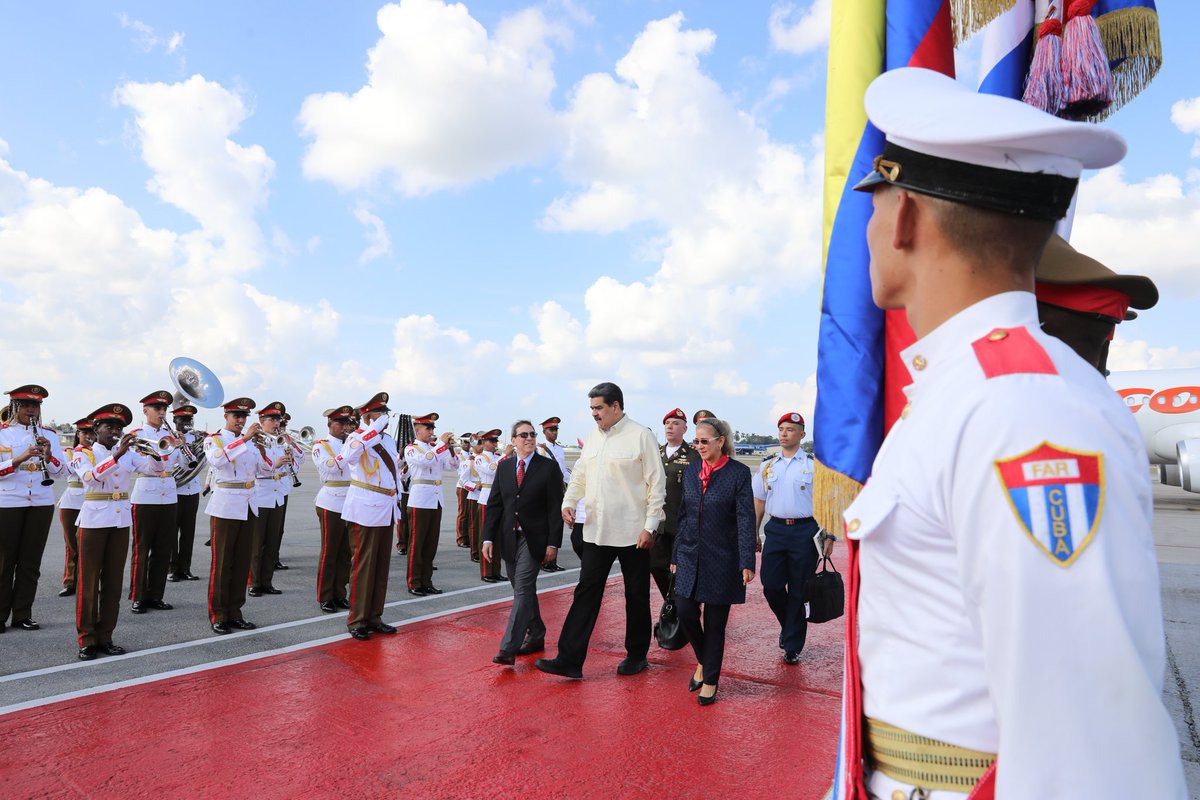 Grato recibimiento del Canciller <a href="/BrunoRguezP/">Bruno Rodríguez P</a> y de las autoridades del hermano pueblo de Cuba. Llegamos a ratificar al mundo la unión de los pueblos latinoamericanos y caribeños, enarbolando las banderas de lucha de nuestros pueblos.