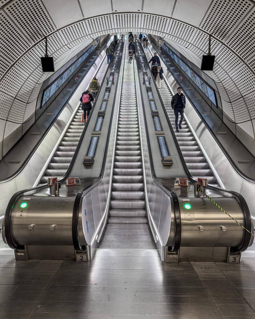 London train stations 
.
.
#shotoniphone #iphone14promax #london #tube #trainstation #escalator #underground #railway #iphone #iffon instagr.am/p/CmKhYLjt7-2/