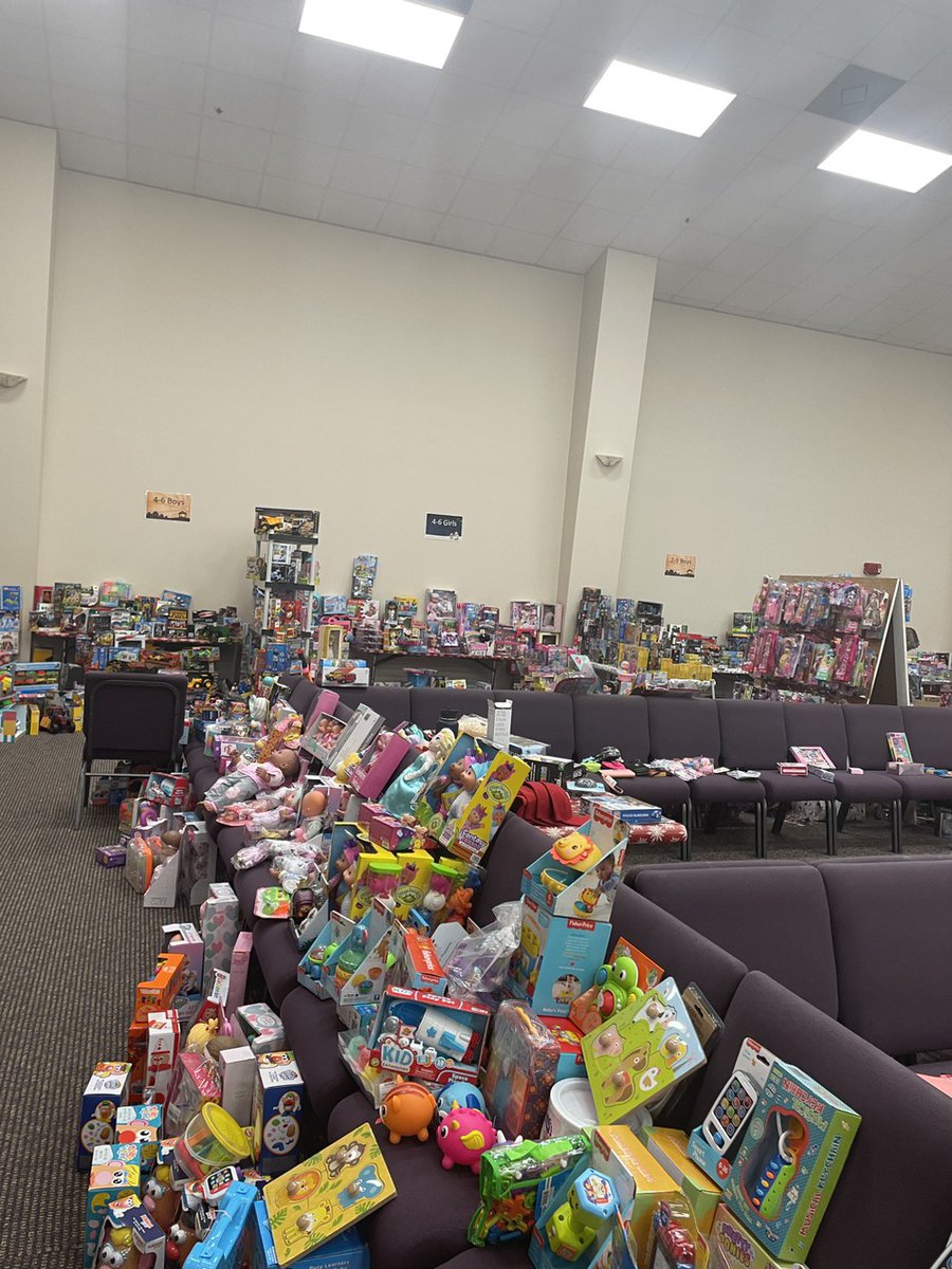 CounselorsSCHS's tweet photo. It's amazing to see the outpouring of love from our district! We are proud to partner with #HAAM for the #emptystocking event! @HumbleISD https://t.co/luVoPevP0B