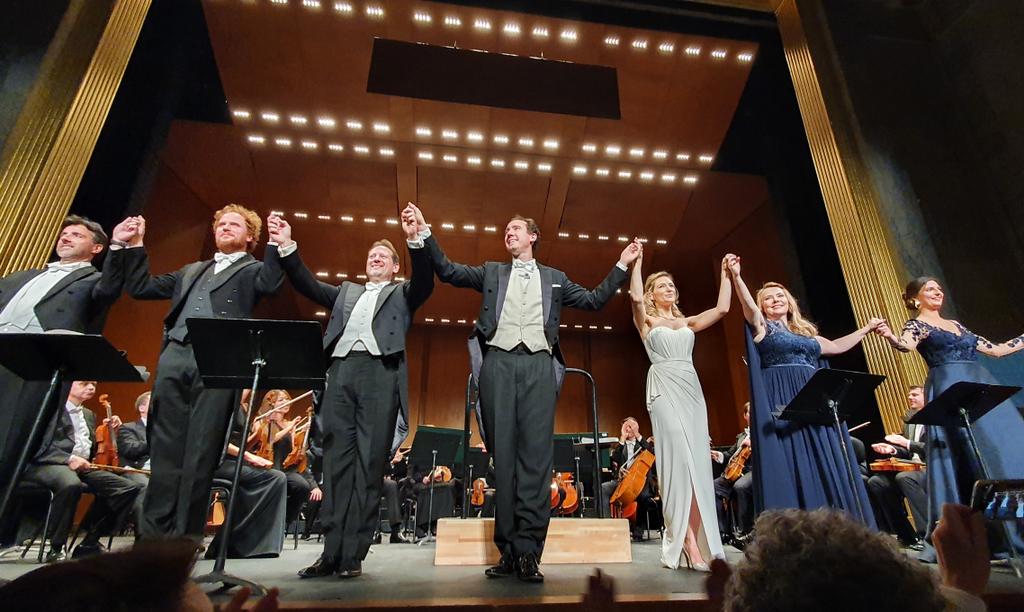 j_boso's tweet photo. Triomphe amplement mérité pour #Lakme au @TCEOPERA ! "C'est le Dieu qui nous caresse de ses baisers ardents" @DevieilheSabine @cyrille_dubois @LhoteLionel @BarronFleur #PierreDoyen @erminie_blondel #CharlotteBonnet #SvetlanaLifar #MathieuJustine @MonteCarlo_Orch @CampelloneLaur https://t.co/i5BUNPUvjY