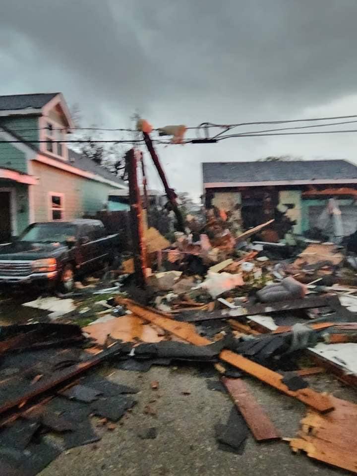 Tornado damage on the Westbank. #lawx

📸 Marvin Trauth

<a href="/DavidBernardTV/">David Bernard, LMSW</a> <a href="/ZackFradellaWx/">Zack Fradella</a> <a href="/NWSNewOrleans/">NWS New Orleans</a>