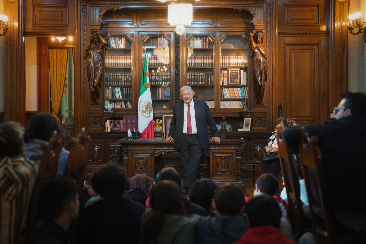 lopezobrador_'s tweet photo. Escuchar, recoger los sentimientos y compartir experiencia con jóvenes adolescentes es una dicha enorme. Es como sembrar y cosechar al mismo tiempo. https://t.co/hrwYqBOCGc