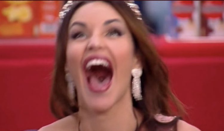 imperotzsof's tweet photo. Ginevra letteralmente twerkando in faccia a quelle due vipere #gintonic https://t.co/9CgCOq7DqP