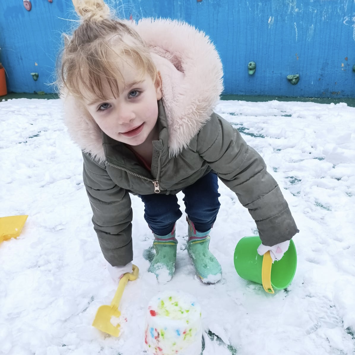 ☃️NURSERY- Snow Play☃️
The children in nursery had so much fun exploring the snow and ice.
#WeAreLewisham #primaryschool