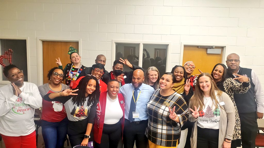 CynthiaMcCray19's tweet photo. Congratulations to these 5 assistant principals who successfully completed the one year requirements for APIP. They are officially "VETERAN" APs.🙂 This entire group was amazing today as we concluded our book study presentations. #Bricks #TurnTheTable #ASPIRE2023 @MASuddeth https://t.co/PZZgadIYJZ
