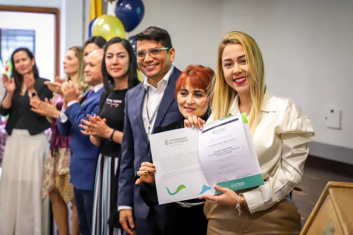 AndreeUribeM's tweet photo. Este reconocimiento por parte de la @UdeA y  de la facultad de @EnfermeriaUdeA me llena de orgullo, todo el amor por el cuidado que me inculcaron es lo que cada día me lleva a trabajar y entregarlo todo por mi ciudad. ¡Esto es apenas el comienzo, vamos por más! 💉💕 https://t.co/ub2yVKPXOl
