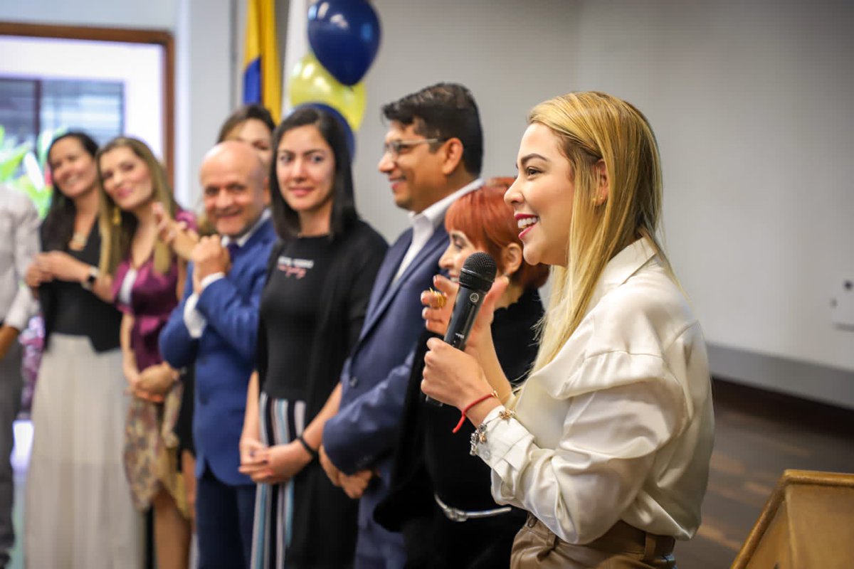 AndreeUribeM's tweet photo. Este reconocimiento por parte de la @UdeA y  de la facultad de @EnfermeriaUdeA me llena de orgullo, todo el amor por el cuidado que me inculcaron es lo que cada día me lleva a trabajar y entregarlo todo por mi ciudad. ¡Esto es apenas el comienzo, vamos por más! 💉💕 https://t.co/ub2yVKPXOl