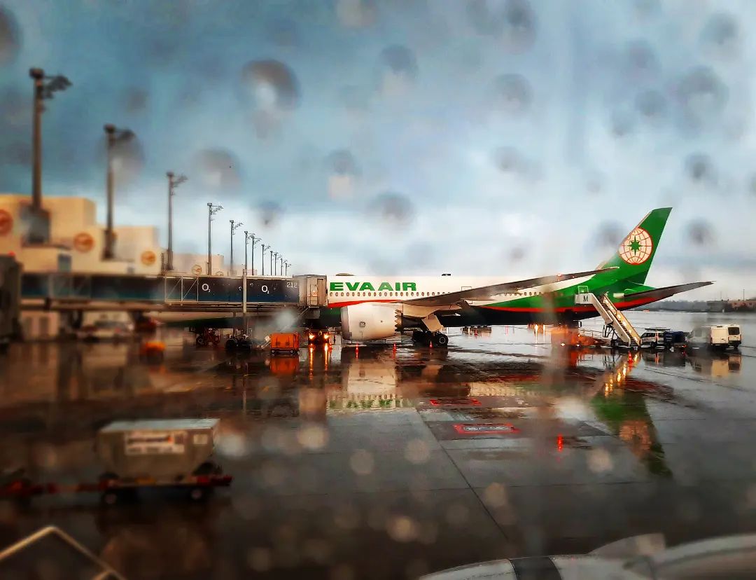 EVAAirUS's tweet photo. “Life is either a daring adventure or nothing.” – Helen Keller 

📸: @muc_flyer 

#EVAAIR #evaairways #iflyevaair #flywithEVAAIR #winter #FlyWithConfidence #photography #evacrew #crewlife https://t.co/mnBBIl84ND