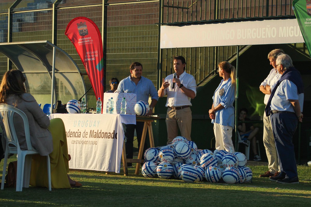 #UruguayCardioSeguro
Terminamos una etapa muy importante para nosotros:
100 Desfibriladores
19 Departamentos
800 Capacitaciones
Junto a <a href="/unidosxaayudar/">Unidos Para Ayudar Uy</a> cerramos la campaña con la entrega de un DEA donado por <a href="/TiendaInglesa/">Tienda Inglesa</a> 
⚽️Además <a href="/ChateauGroupLLC/">ChateauGroup</a> donó 5000 pelotas de fútbol.